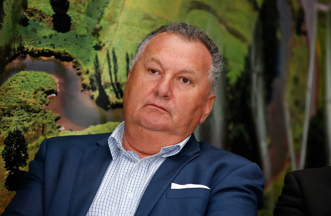 Jonesy Gives the ‘Aphid Lovers’ a Serve