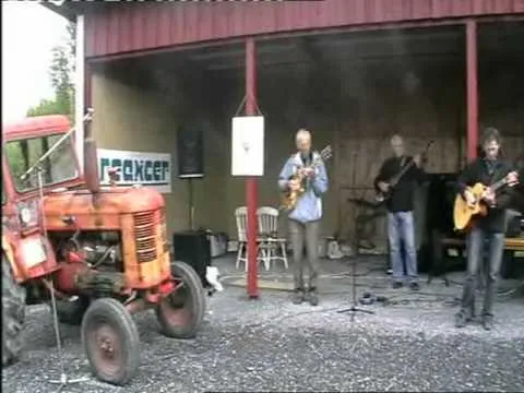 Saturday Nightcap: Three guitars Accompanied by a Tractor