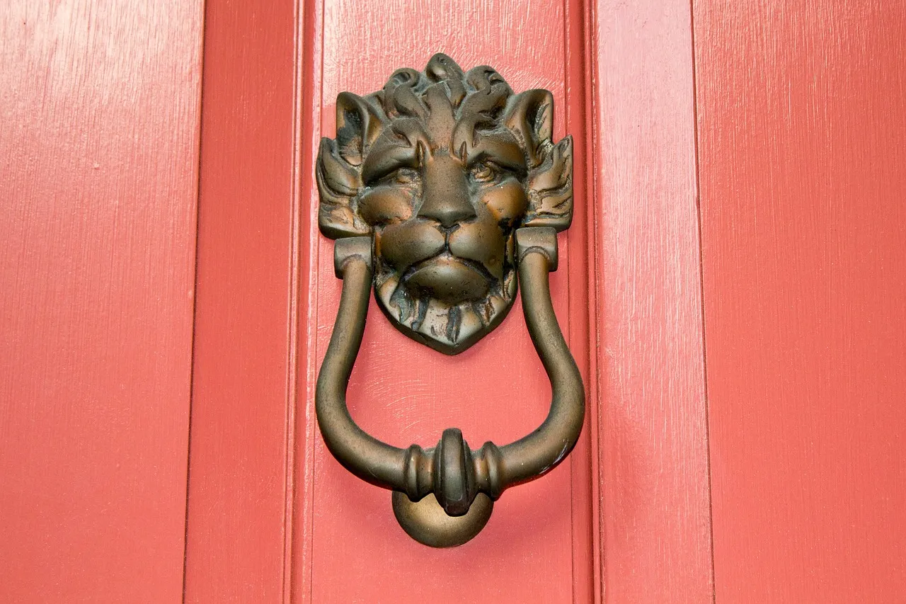 door knocker, lion, south